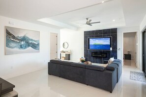 Una Smart TV, una chimenea