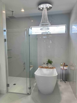 Douche, sèche-cheveux, serviettes fournies, savon
