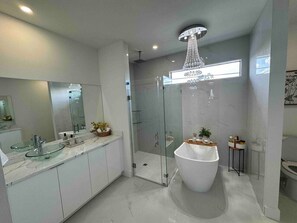 Dusche, Haartrockner, Handtücher, Seife