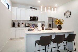 Fridge, microwave, oven, dishwasher - Dream Family Home Vacation (Cape Coral)