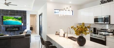 Frigorífico, microondas, horno y lavavajillas