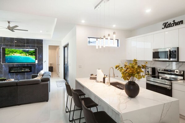 Fridge, microwave, oven, dishwasher - Dream Family Home Vacation (Cape Coral)