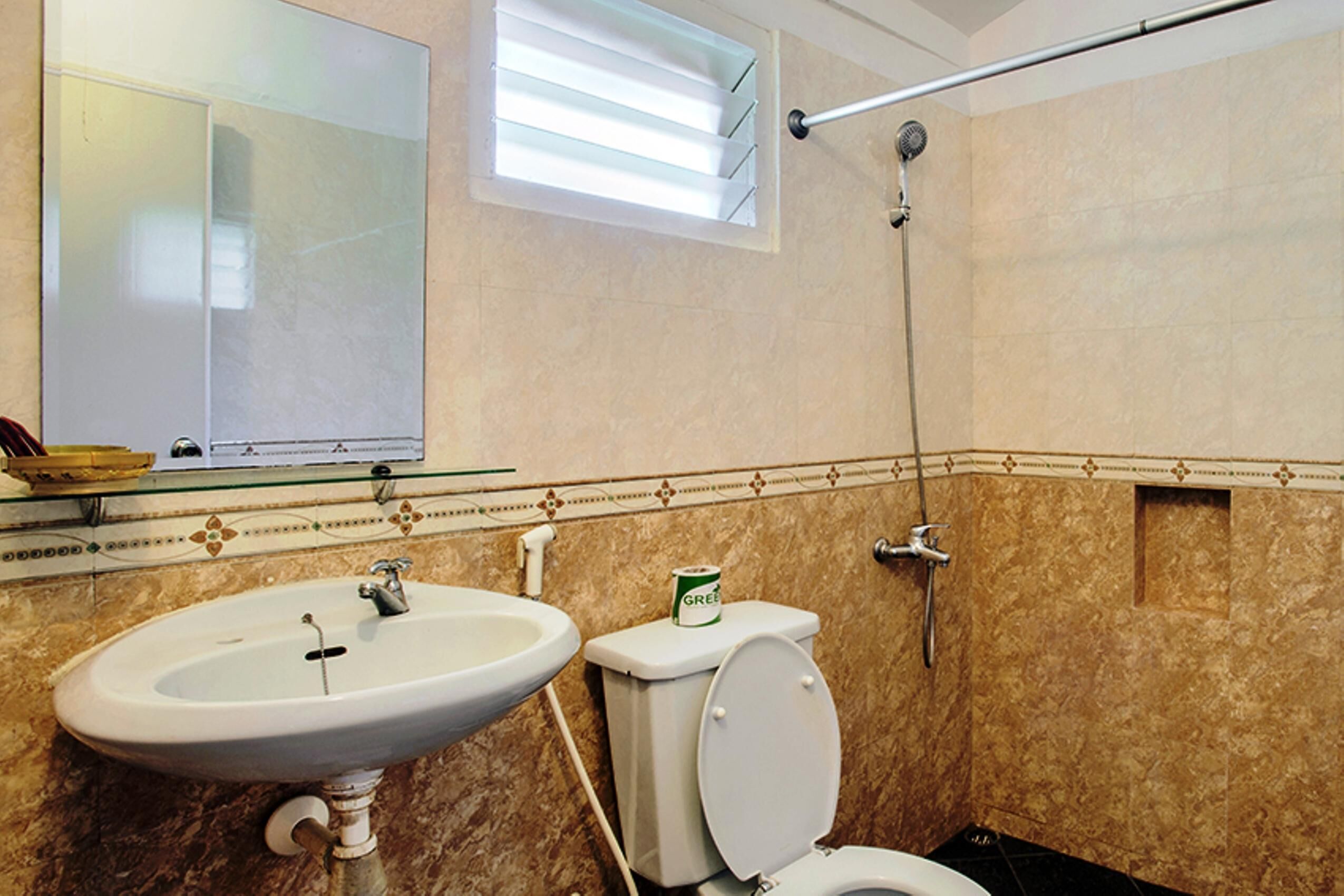 Un baño con lavamanos, inodoro y ducha.
