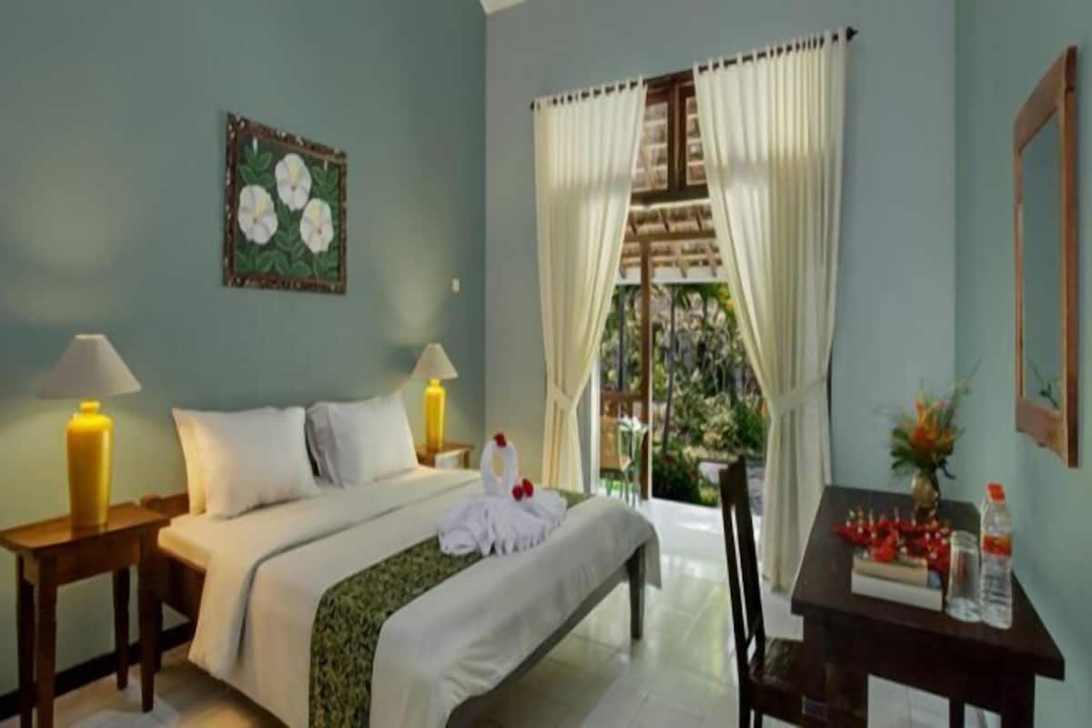 Desk, free WiFi, bed sheets