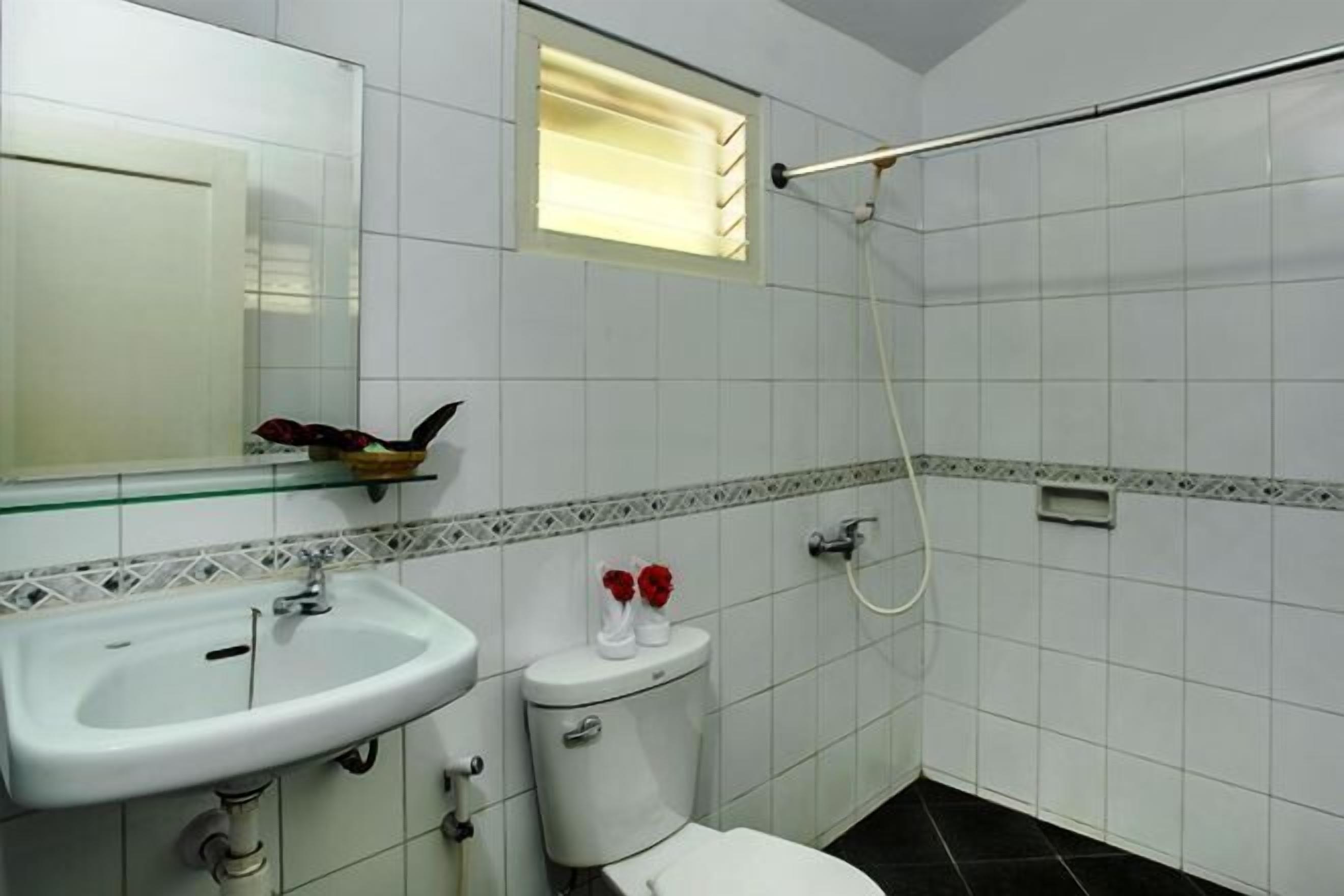 Douche, articles de toilette gratuits, bidet, serviettes fournies