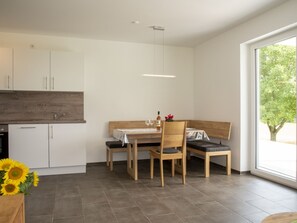 Dining - Vacation apartment Mohnblume, 57 sqm, 2 bedrooms, south-facing terrace, max. 4 persons (Laichingen)