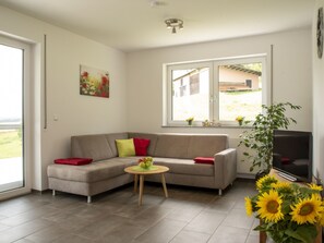 Una televisión, un reproductor estéreo