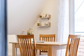 Dining - Studio Apartment 'Hohenzollern' with Balcony and Wi-Fi (Gammertingen)