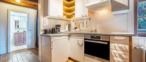 Fridge, oven, stovetop, coffee/tea maker