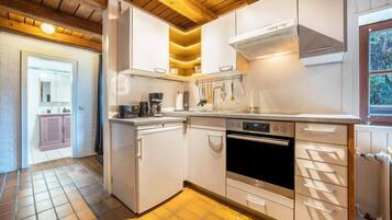 Kühlschrank, Ofen, Herdplatte, Wasserkocher mit Kaffee-/Teezubehör