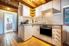 Frigorifero, forno, piano cottura, macchina per tè/caffè