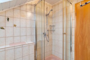 Een douche, gratis toiletartikelen, een haardroger, handdoeken