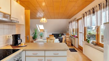 Geladeira, micro-ondas, fogão, cooktop