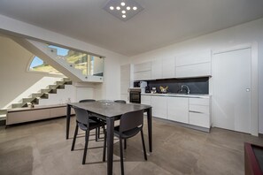 Kühlschrank, Mikrowelle, Ofen, Geschirrspüler