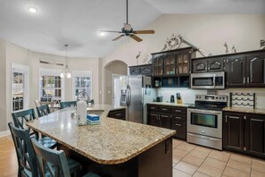 Fridge, microwave, oven, stovetop - Stealing Happy Hours (Navarre)