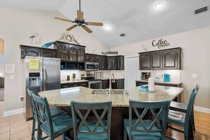 Fridge, microwave, oven, stovetop - Stealing Happy Hours (Navarre)