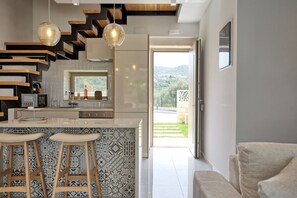 Kjøleskap, mikrobølgeovn, ovn og oppvaskmaskin