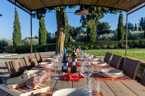 Outdoor dining - Villa Simone - San Gimignano ,Tuscany (San Gimignano)