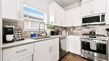 Een koelkast, een magnetron, een oven, een kookplaat