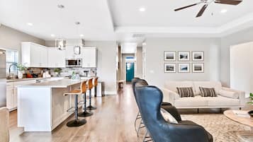 TV connectée, cheminée, livres