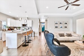 Smart-tv, een open haard en boeken