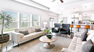 Een smart-tv, een open haard en boeken