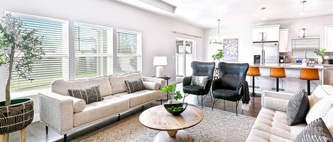 Smart-tv, een open haard en boeken