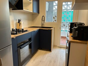 Geladeira, micro-ondas, fogão, cooktop