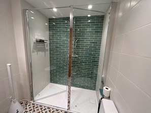 Douche, sèche-cheveux, serviettes fournies
