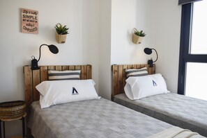 2 室のベッドルーム、アイロン / アイロン台、WiFi (無料)、ベッドシーツ