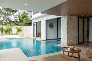 Una piscina al aire libre, una piscina climatizada