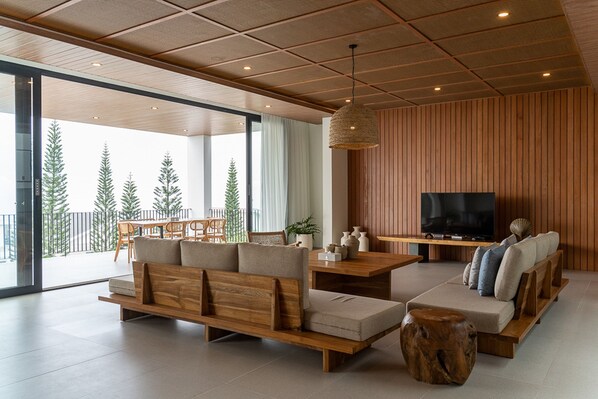 Villa de lujo | Zona de estar | Smart TV de 42 pulgadas con canales por cable