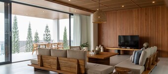 Sunrise City View Villa 9 Bedrooms With a Private Swimming Pool and a Billiard Table