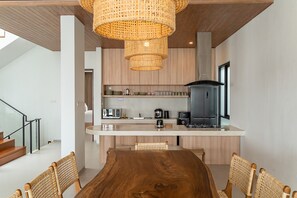 Luxury Villa | Private kitchen - Sunrise City View Villa 9 Bedrooms With a Private Swimming Pool and a Billiard Table (Cimenyan)