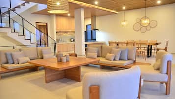 Luksus-villa | Opholdsområde | 42-tommers smart-tv med kabelkanaler