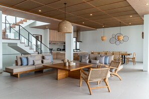 Villa de lujo | Zona de estar | Smart TV de 42 pulgadas con canales por cable