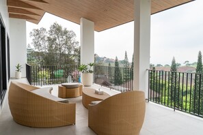 Luxury Villa | Balcony - Sunrise City View Villa 9 Bedrooms With a Private Swimming Pool and a Billiard Table (Cimenyan)