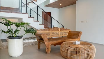 Luksus-villa | Opholdsområde | 42-tommers smart-tv med kabelkanaler