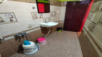 Habitación Deluxe | Baño | Ducha, cabezal de ducha tipo lluvia y toallas