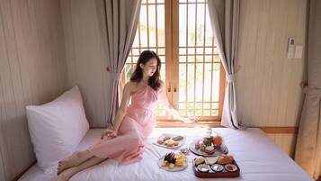 Twin Bungalow | In-room safe, individually decorated, blackout drapes, bed sheets