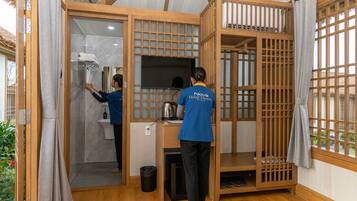 Shower, perlengkapan mandi gratis, pengering rambut, dan sandal