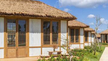 Brankas, didekorasi berbeda-beda, tirai kedap cahaya, dan seprai linen