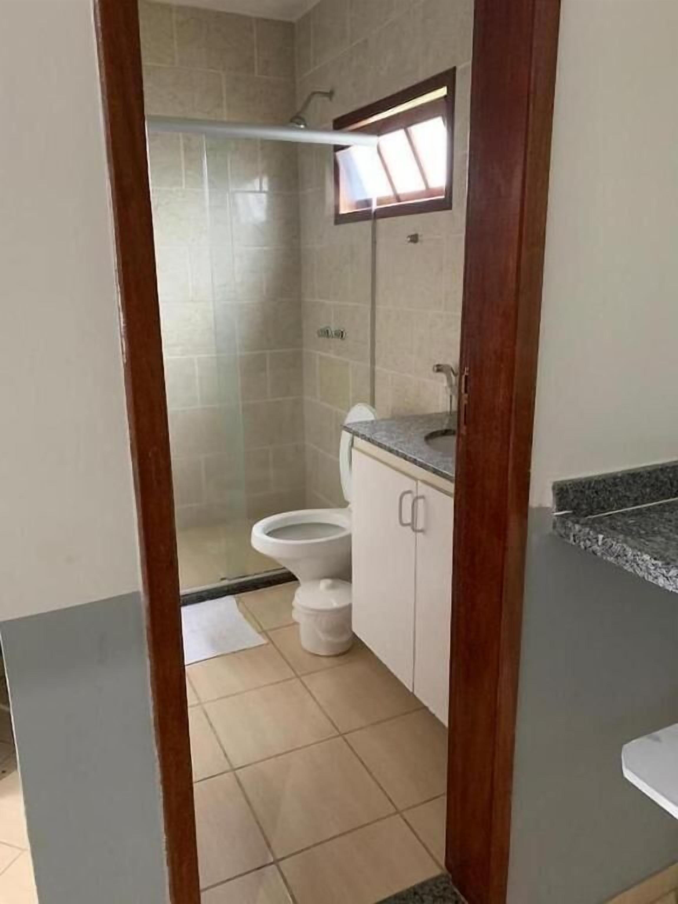 Un baño con ducha, inodoro y lavamanos.