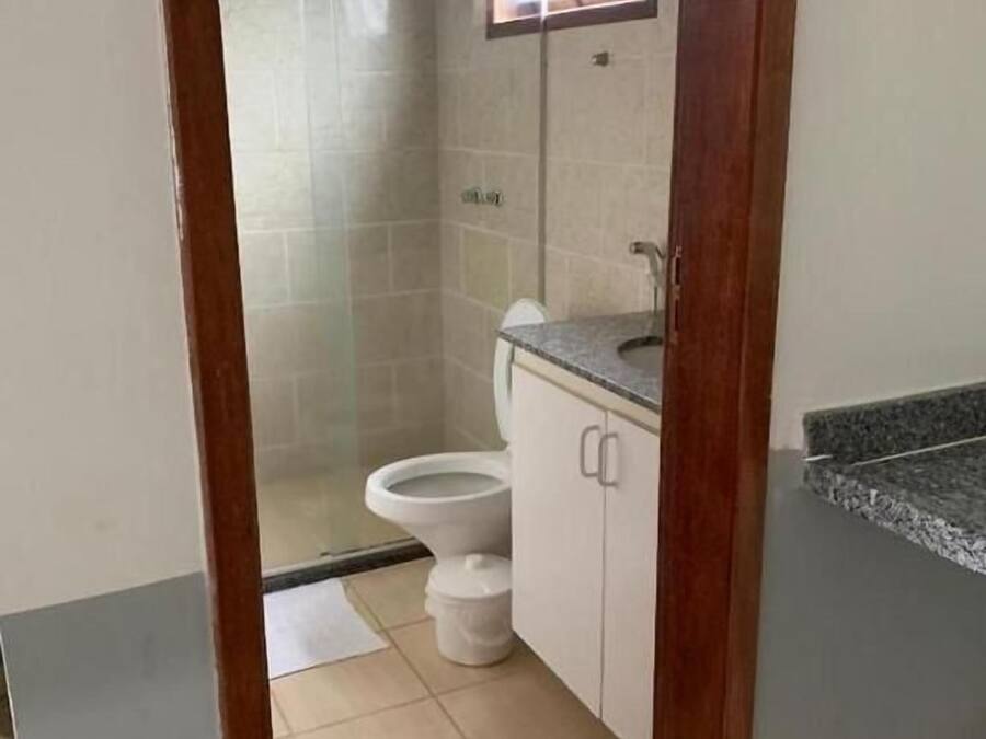 Un baño con ducha, inodoro y lavamanos.