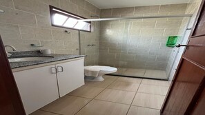 Regadera, toallas, jabón, papel de baño 