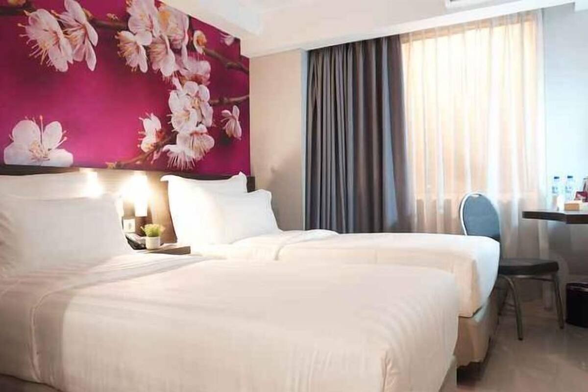 Escritorio, sistema de insonorización y wifi gratis