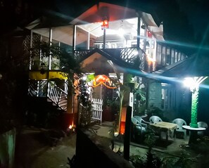 Depan hartanah - siang/malam