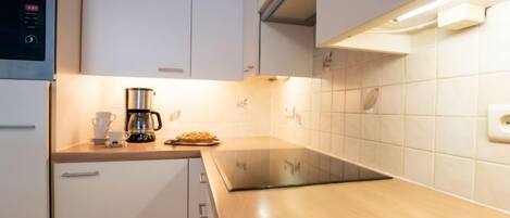 Fridge, dishwasher, cookware/dishes/utensils