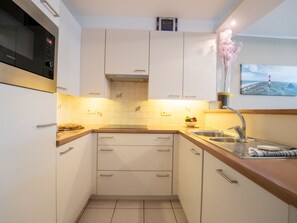 Fridge, dishwasher, cookware/dishes/utensils