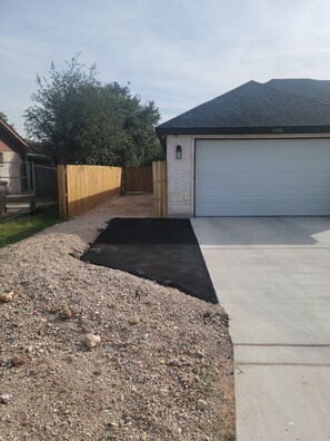 Property grounds - Edinburg suite close to Bert Ogden arena (Edinburg)